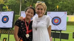 Nikita Mirzani bersama putrinya, Lolly.