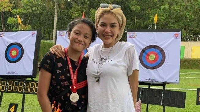 Nikita Mirzani bersama putrinya, Lolly.