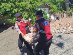 Samapta Polres Situbondo Salurkan Bantuan Semen untuk Pembangunan Musholla Al Karomah di Asembagus